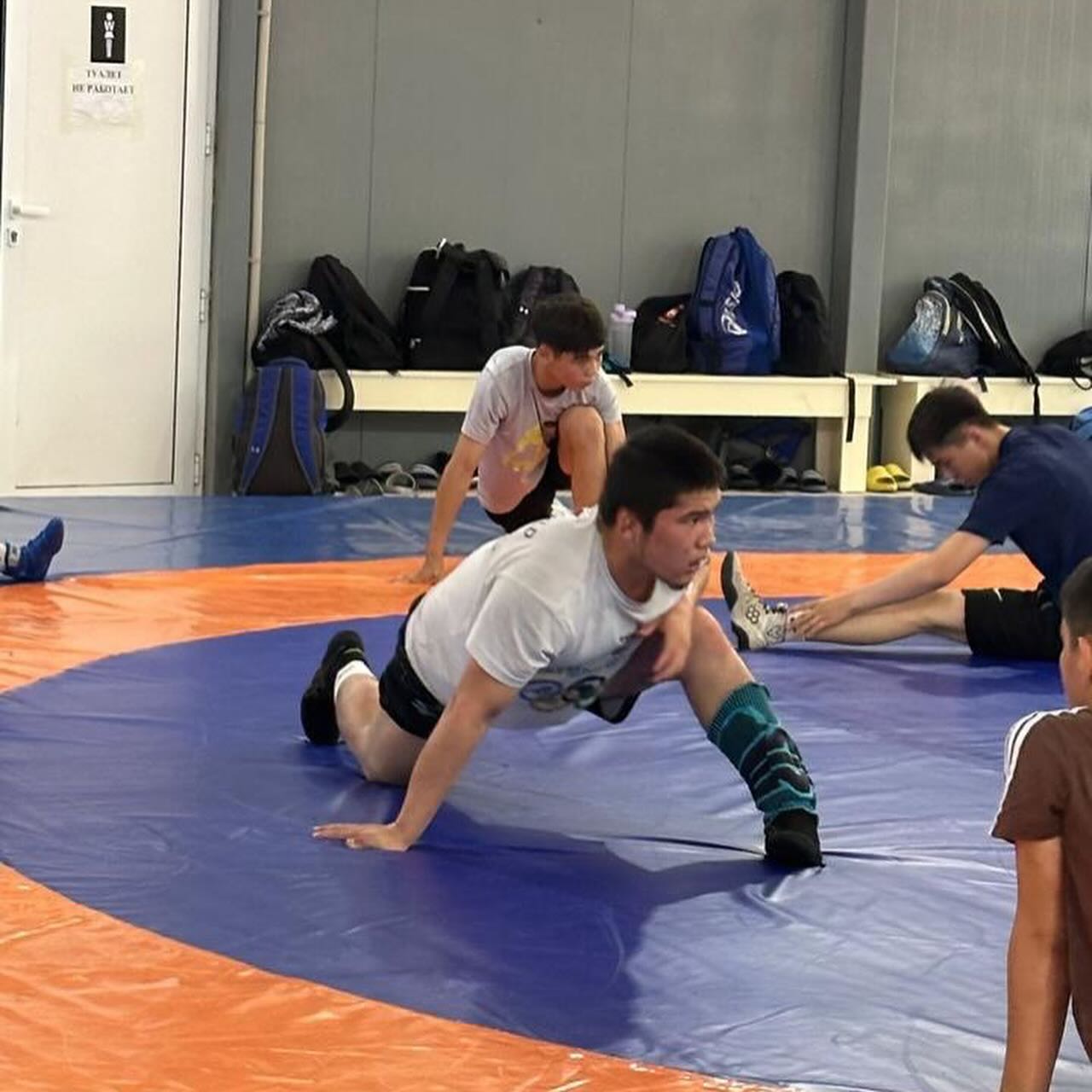 Өте қорқынышты порно қатты трафик әйелі күйеуінің көзінше тамақ ішеді