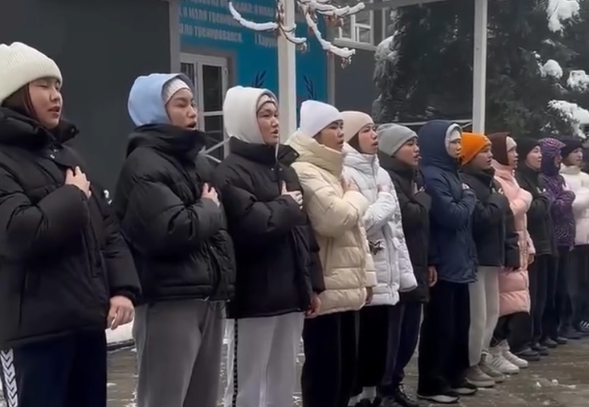 Әйелдер күресінен юниорлар арасында оқу-жаттығу жиыны өтуде