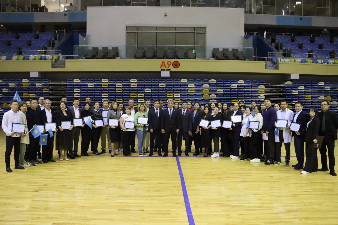 Орталық басшысы Жандос Үшкемпіров үлкен жауапкершілікпен күрес түрлері бойынша Олимпиадалық даярлау орталығының қызметкерлеріне алғыс хат табыс етті.
