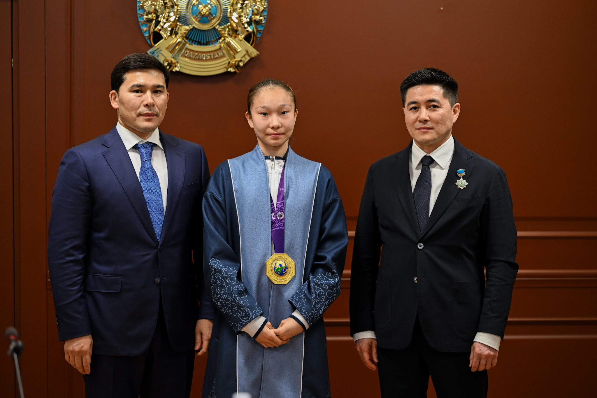 Ербол Мырзабосынов наградил чемпионку мира по таеквондо Айым Серикбаеву