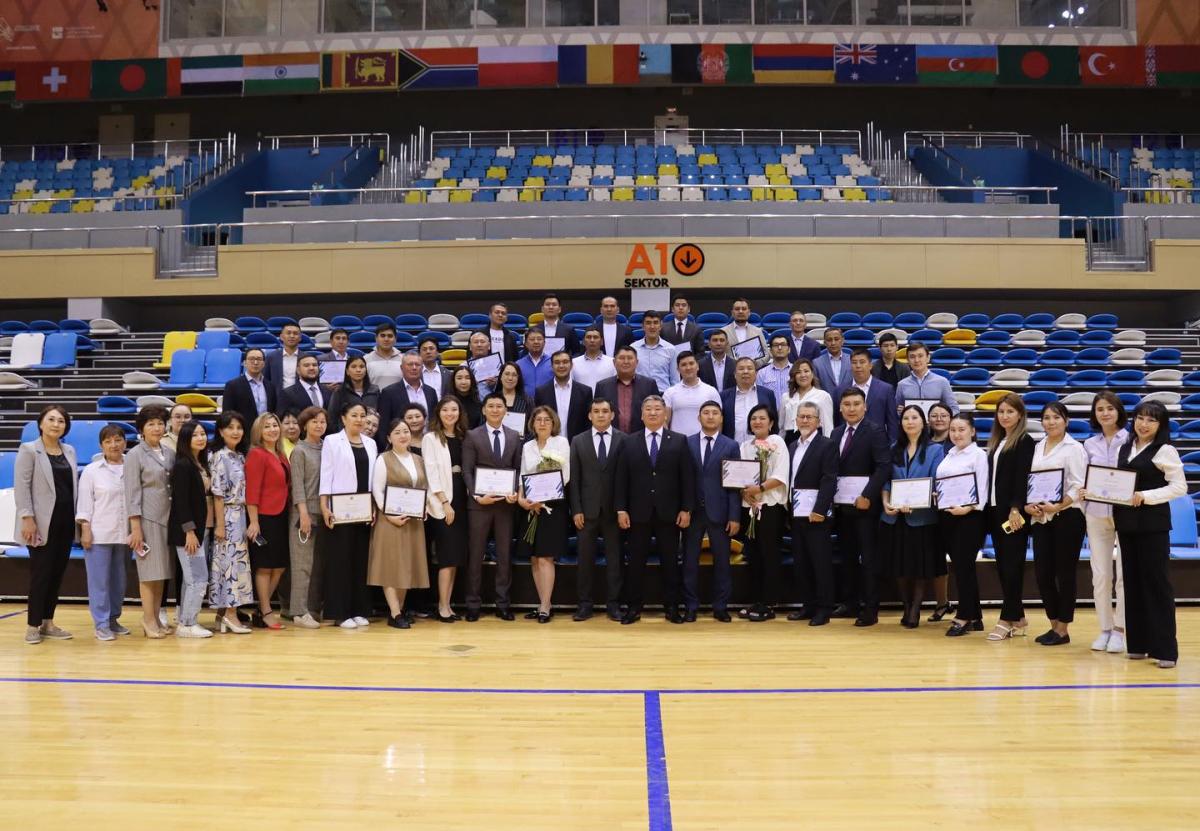 Қазақстан Республикасының Спорт күні қарсаңында күрес түрлері бойынша олимпиадалық даярлау орталығының қызметкерлеріне алғыс хаттар табыс етілді.