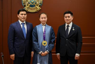 Ербол Мырзабосынов наградил чемпионку мира по таеквондо Айым Серикбаеву